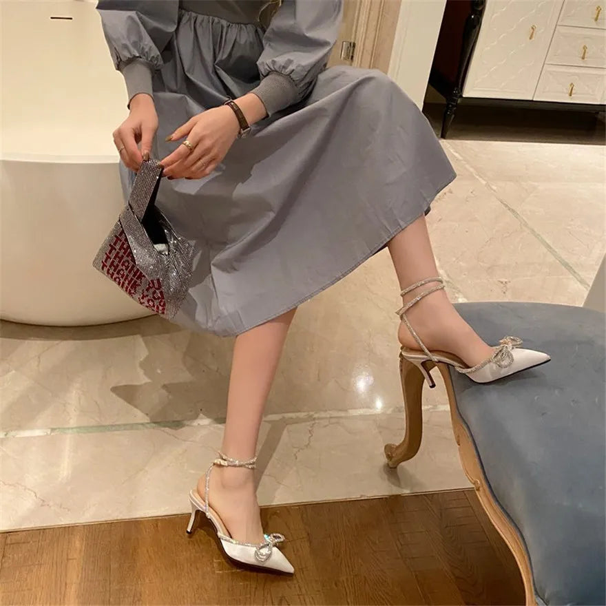 Mode diamant nœud papillon femmes sandales 2026 coréen pointu cristal boucle noir rose soie robe de soirée de mariage dame chaussures à talons hauts