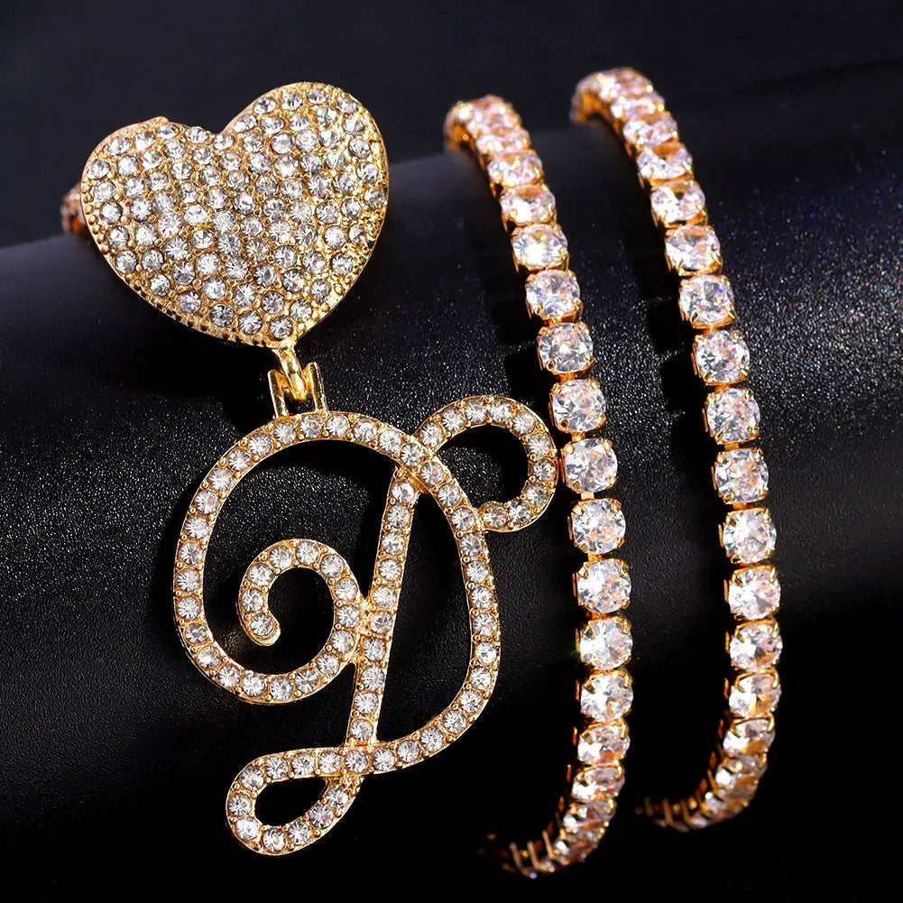 Collier Hip-Hop Bling avec pendentif cœur et lettre cursive A à Z en cristaux

Collier pour femme et homme avec initiale personnalisée, pendentif en forme de cœur serti de cristaux CZ (oxyde de zirconium) et chaîne cubaine (Cuban Link). Bijou tendance au