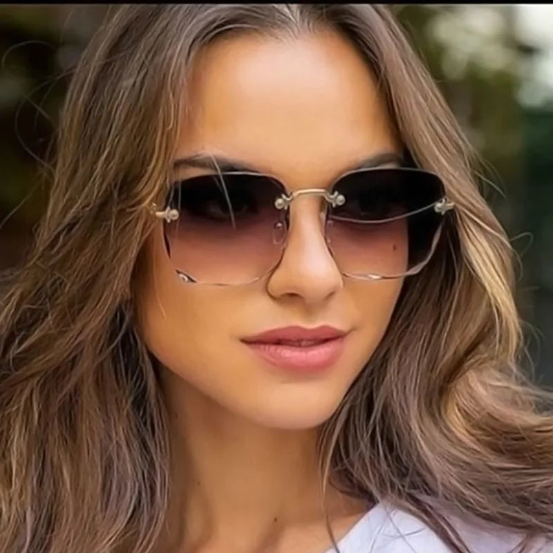 Lunettes de soleil carrées sans monture pour femmes, au style luxueux et tendance. Modèle de créateur avec verres rouges, adapté également aux hommes. Protection UV400 contre les rayons ultraviolets, idéale pour l’été et les activités en extérieur.