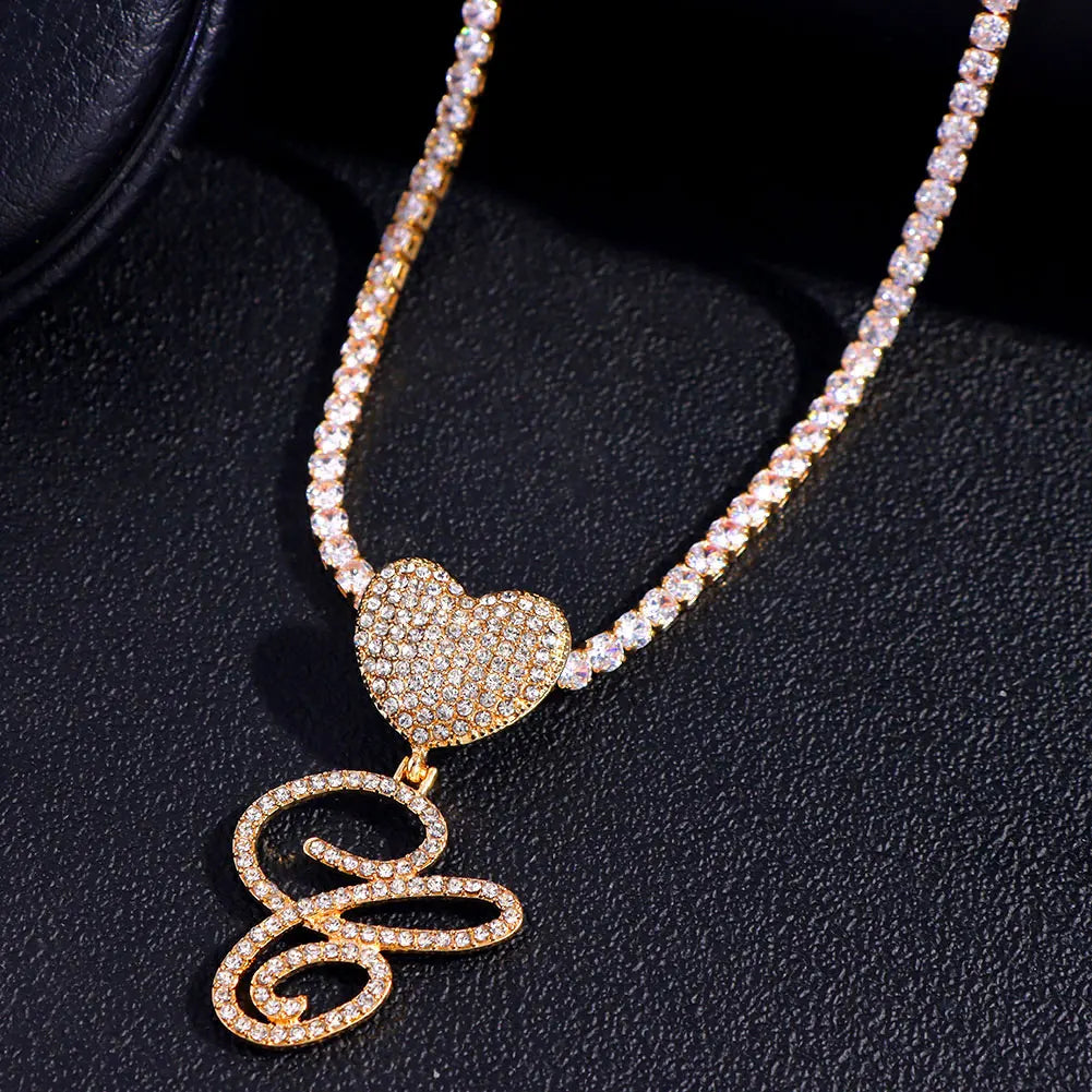 Collier Hip-Hop Bling avec pendentif cœur et lettre cursive A à Z en cristaux

Collier pour femme et homme avec initiale personnalisée, pendentif en forme de cœur serti de cristaux CZ (oxyde de zirconium) et chaîne cubaine (Cuban Link). Bijou tendance au