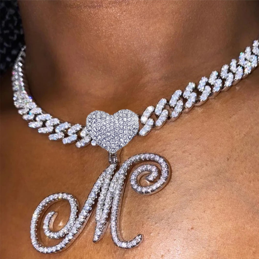 Collier Hip-Hop Bling avec pendentif cœur et lettre cursive A à Z en cristaux

Collier pour femme et homme avec initiale personnalisée, pendentif en forme de cœur serti de cristaux CZ (oxyde de zirconium) et chaîne cubaine (Cuban Link). Bijou tendance au
