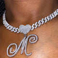 Collier Hip-Hop Bling avec pendentif cœur et lettre cursive A à Z en cristaux

Collier pour femme et homme avec initiale personnalisée, pendentif en forme de cœur serti de cristaux CZ (oxyde de zirconium) et chaîne cubaine (Cuban Link). Bijou tendance au