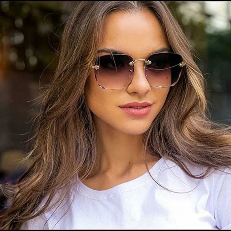 Lunettes de soleil carrées sans monture pour femmes, au style luxueux et tendance. Modèle de créateur avec verres rouges, adapté également aux hommes. Protection UV400 contre les rayons ultraviolets, idéale pour l’été et les activités en extérieur.