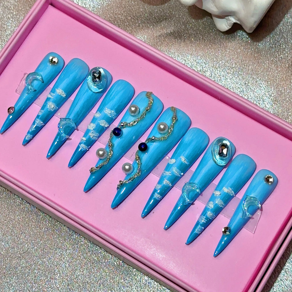Ongles press-on en acrylique faits main, design de créateur avec strass, forme amande, longueur longue, livrés avec colle, emballage personnalisé.