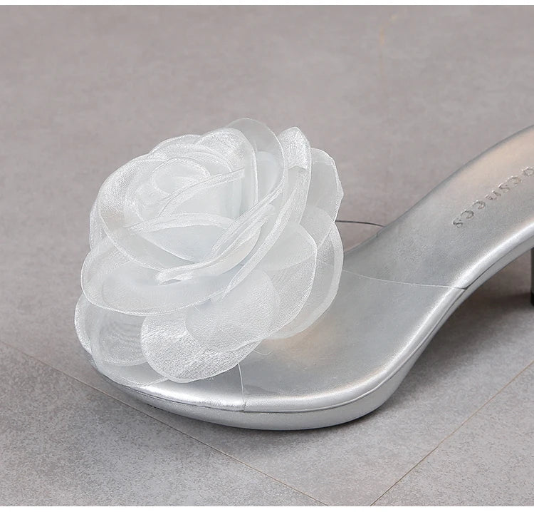 Claquettes à fleurs en relief – Sandales d’été transparentes, chaussures de plage à talons fins, chaussures à talons hauts style cristal pour défilé et soirée femme