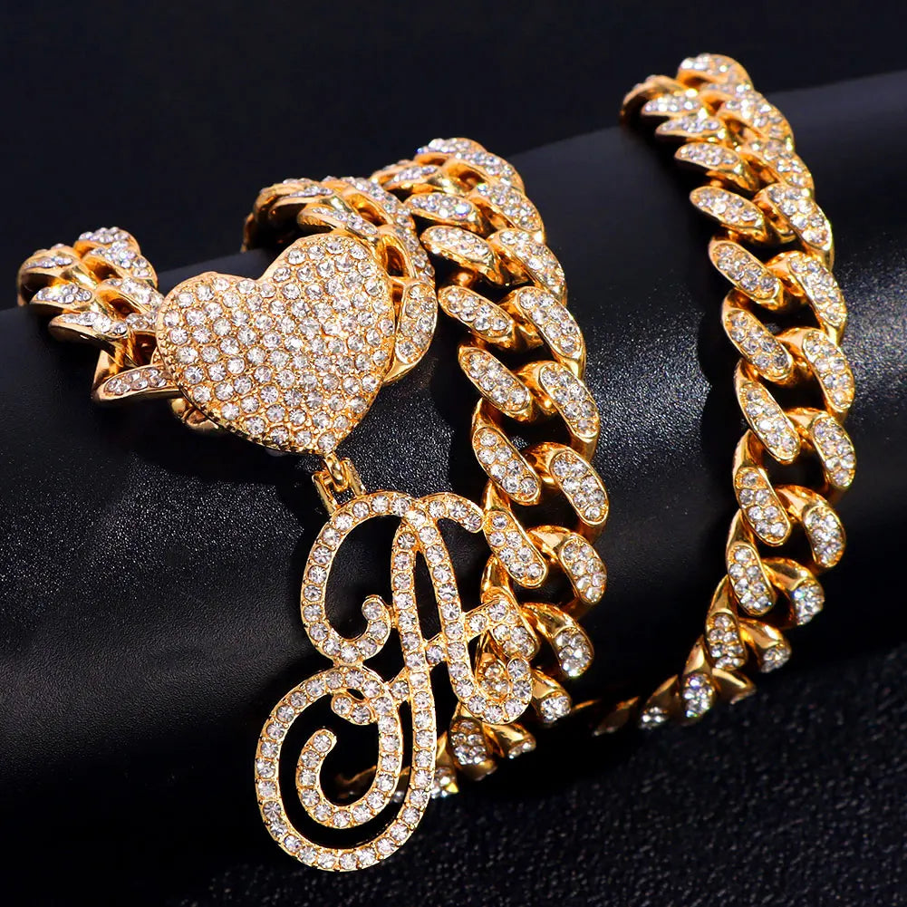Collier Hip-Hop Bling avec pendentif cœur et lettre cursive A à Z en cristaux

Collier pour femme et homme avec initiale personnalisée, pendentif en forme de cœur serti de cristaux CZ (oxyde de zirconium) et chaîne cubaine (Cuban Link). Bijou tendance au