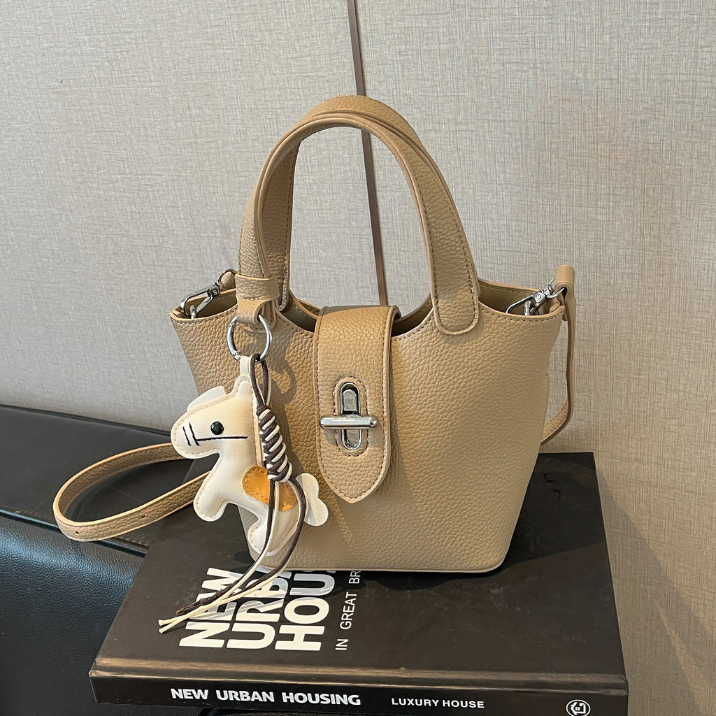 Sac à bandoulière pour femme en PU haut de gamme, nouvelle collection printemps 2026, élégant et facile à assortir. Sac seau raffiné pour les déplacements quotidiens, porté épaule ou croisé, avec fermeture à fermoir