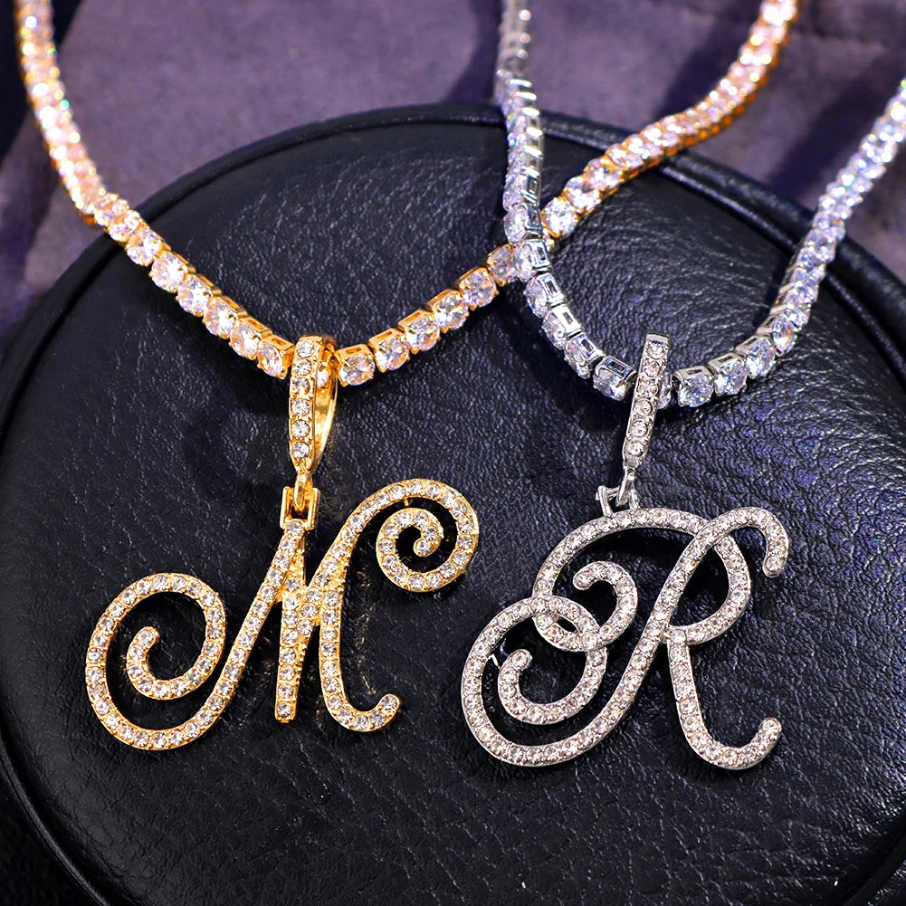 Collier avec lettre initiale en écriture cursive sertie de zircones cubiques (CZ) – Bijou style Hip-Hop couleur or ou argent, pendentif alphabet de A à Z, collier tendance et élégant.