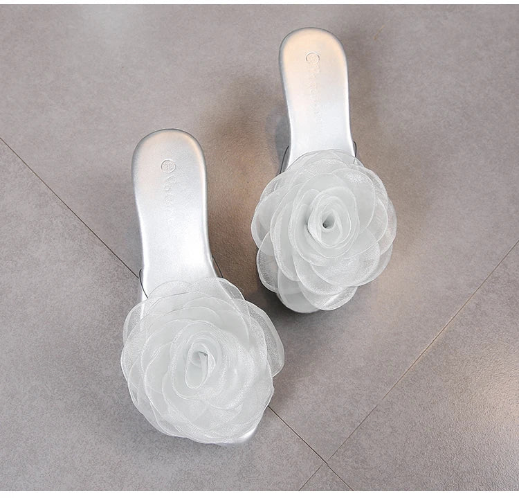 Claquettes à fleurs en relief – Sandales d’été transparentes, chaussures de plage à talons fins, chaussures à talons hauts style cristal pour défilé et soirée femme