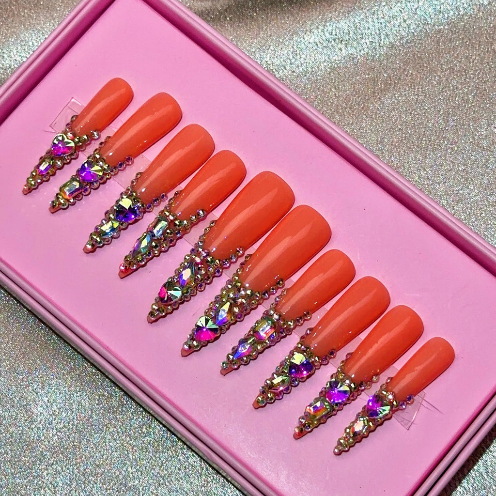 Ongles press-on en acrylique faits main, design de créateur avec strass, forme amande, longueur longue, livrés avec colle, emballage personnalisé.