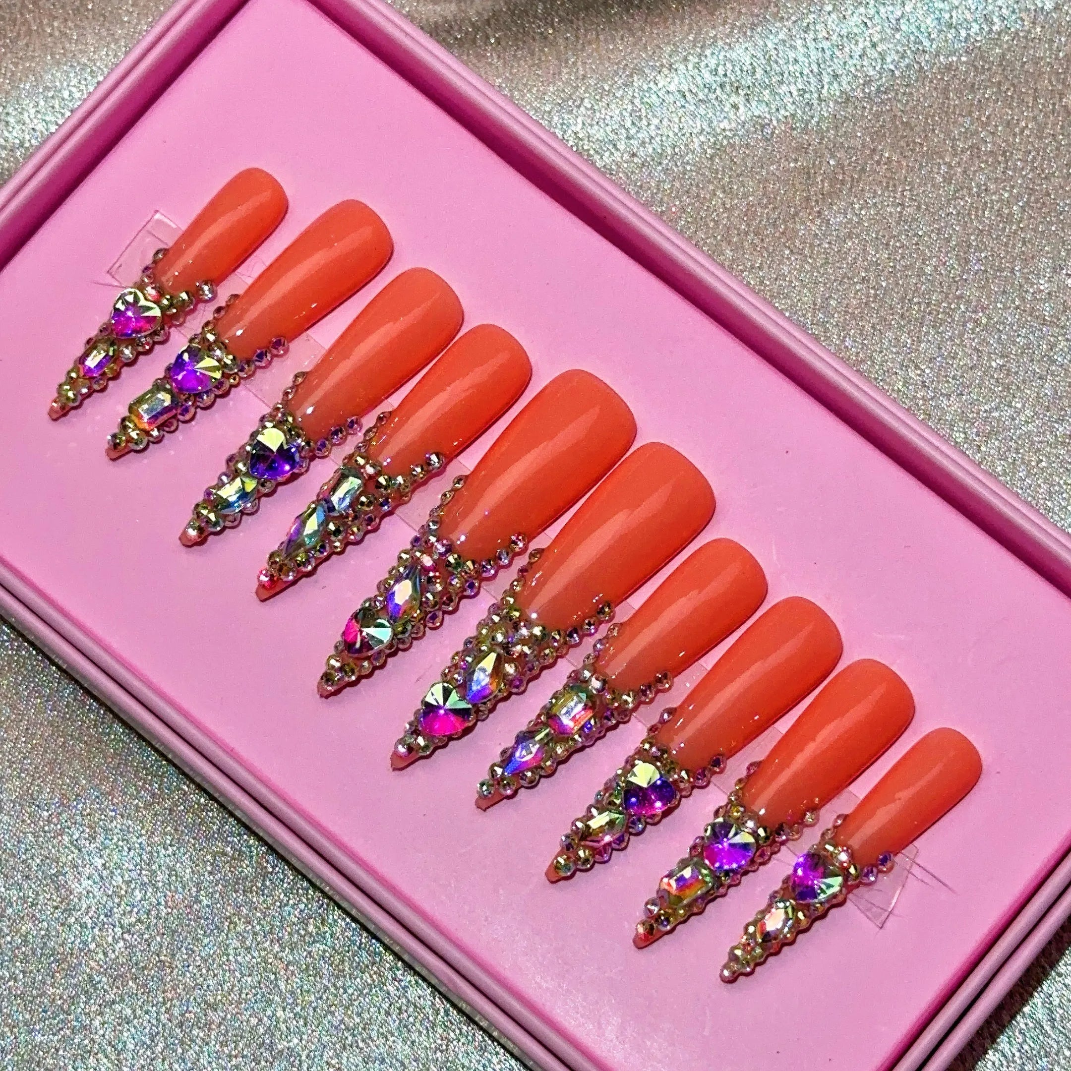 Ongles press-on en acrylique faits main, design de créateur avec strass, forme amande, longueur longue, livrés avec colle, emballage personnalisé.