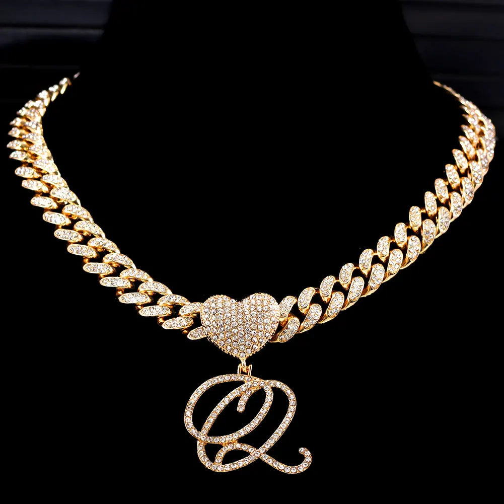 Collier Hip-Hop Bling avec pendentif cœur et lettre cursive A à Z en cristaux

Collier pour femme et homme avec initiale personnalisée, pendentif en forme de cœur serti de cristaux CZ (oxyde de zirconium) et chaîne cubaine (Cuban Link). Bijou tendance au