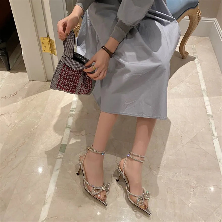 Mode diamant nœud papillon femmes sandales 2026 coréen pointu cristal boucle noir rose soie robe de soirée de mariage dame chaussures à talons hauts