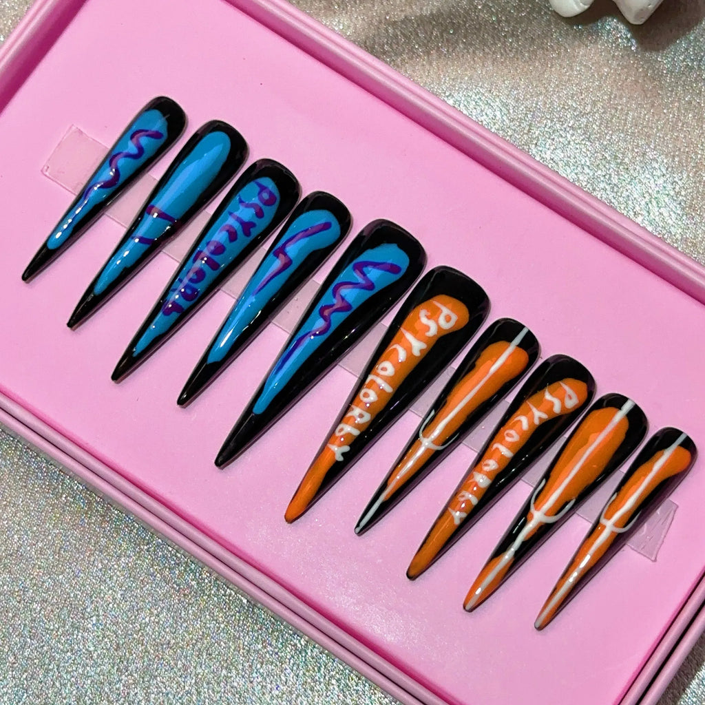 Ongles press-on en acrylique faits main, design de créateur avec strass, forme amande, longueur longue, livrés avec colle, emballage personnalisé.