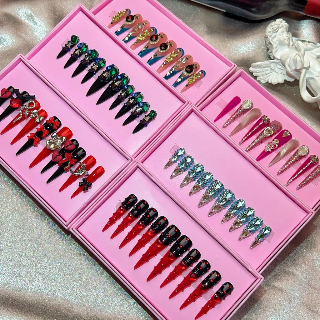 Ongles press-on en acrylique faits main, design de créateur avec strass, forme amande, longueur longue, livrés avec colle, emballage personnalisé.