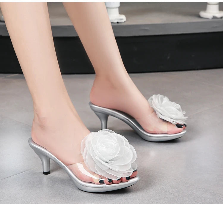 Claquettes à fleurs en relief – Sandales d’été transparentes, chaussures de plage à talons fins, chaussures à talons hauts style cristal pour défilé et soirée femme