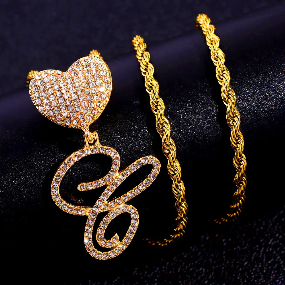 Collier Hip-Hop Bling avec pendentif cœur et lettre cursive A à Z en cristaux

Collier pour femme et homme avec initiale personnalisée, pendentif en forme de cœur serti de cristaux CZ (oxyde de zirconium) et chaîne cubaine (Cuban Link). Bijou tendance au
