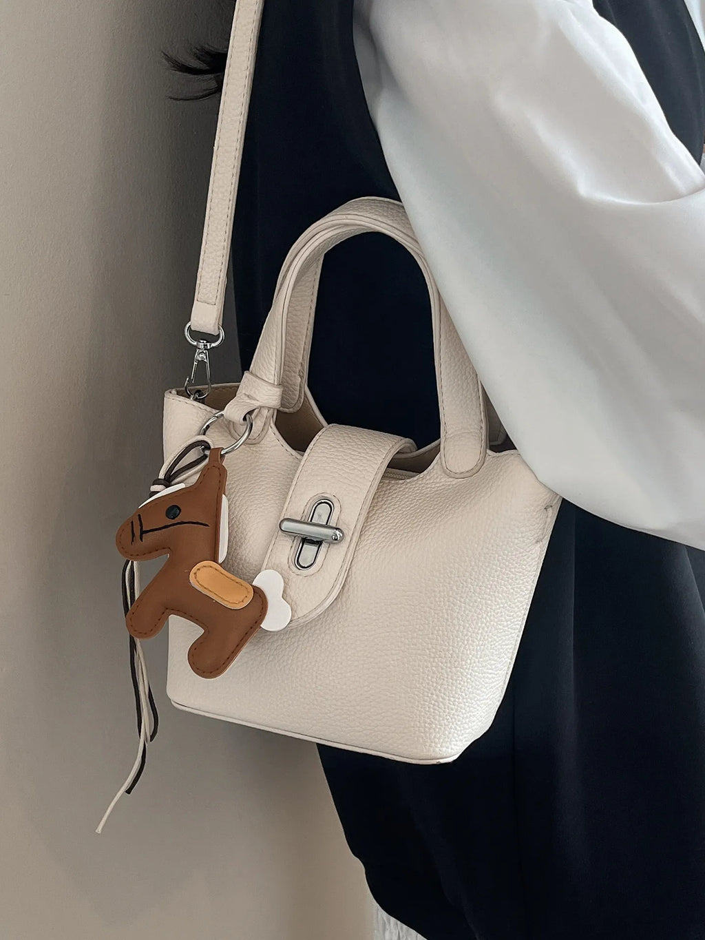 Sac à bandoulière pour femme en PU haut de gamme, nouvelle collection printemps 2026, élégant et facile à assortir. Sac seau raffiné pour les déplacements quotidiens, porté épaule ou croisé, avec fermeture à fermoir