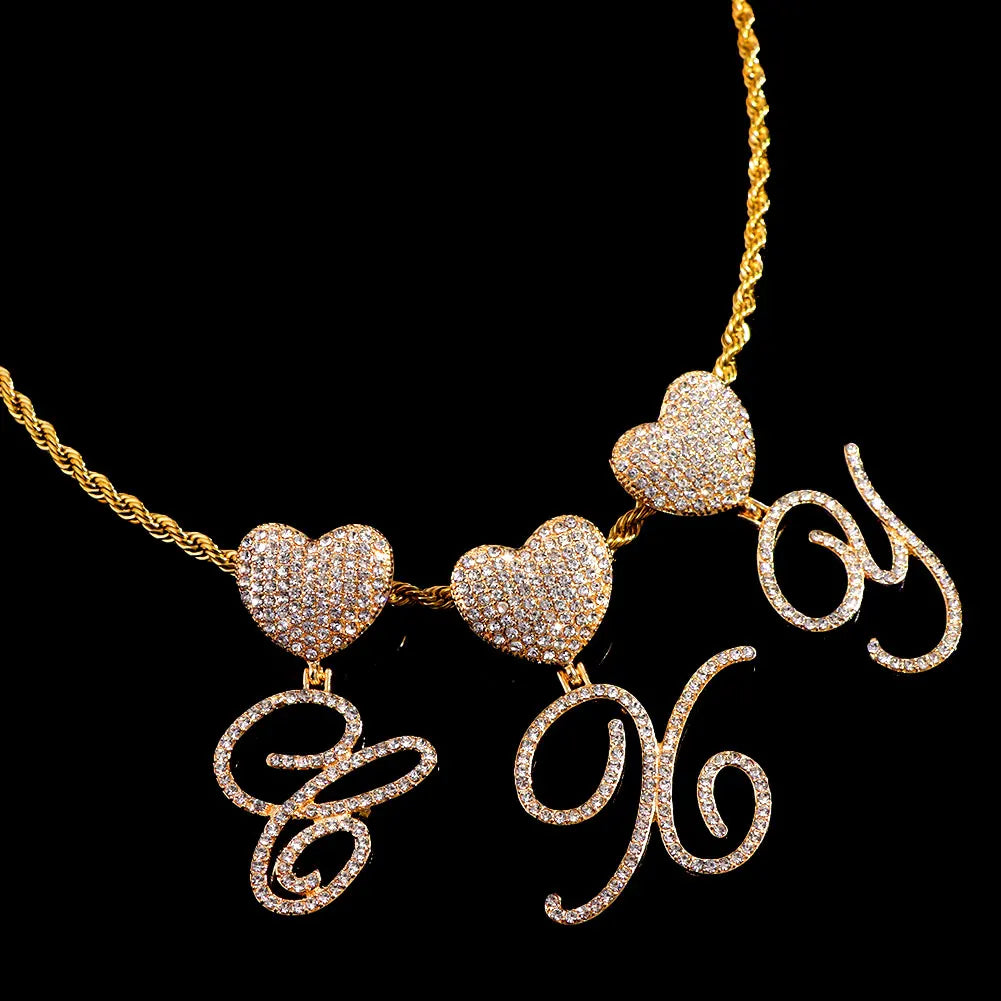 Collier Hip-Hop Bling avec pendentif cœur et lettre cursive A à Z en cristaux

Collier pour femme et homme avec initiale personnalisée, pendentif en forme de cœur serti de cristaux CZ (oxyde de zirconium) et chaîne cubaine (Cuban Link). Bijou tendance au