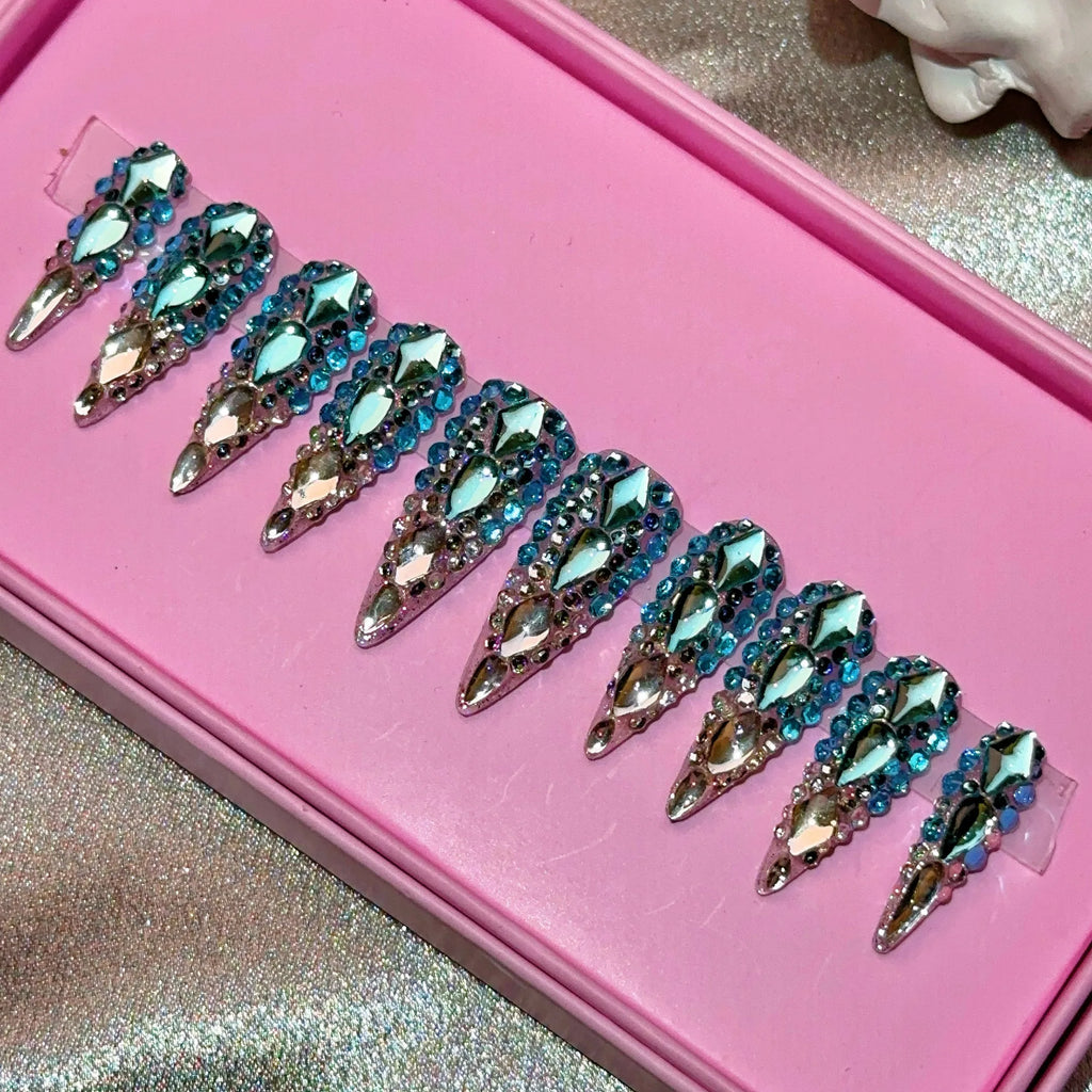 Ongles press-on en acrylique faits main, design de créateur avec strass, forme amande, longueur longue, livrés avec colle, emballage personnalisé.