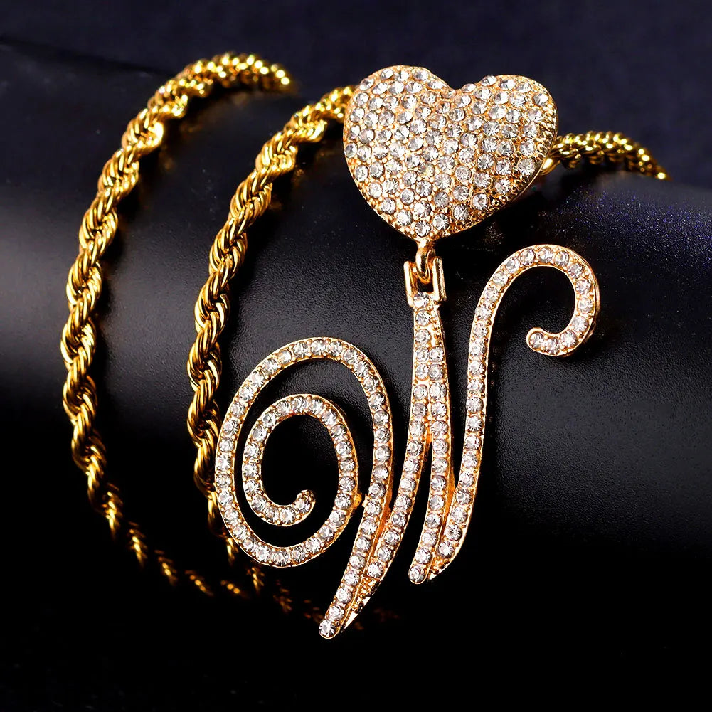 Collier Hip-Hop Bling avec pendentif cœur et lettre cursive A à Z en cristaux

Collier pour femme et homme avec initiale personnalisée, pendentif en forme de cœur serti de cristaux CZ (oxyde de zirconium) et chaîne cubaine (Cuban Link). Bijou tendance au