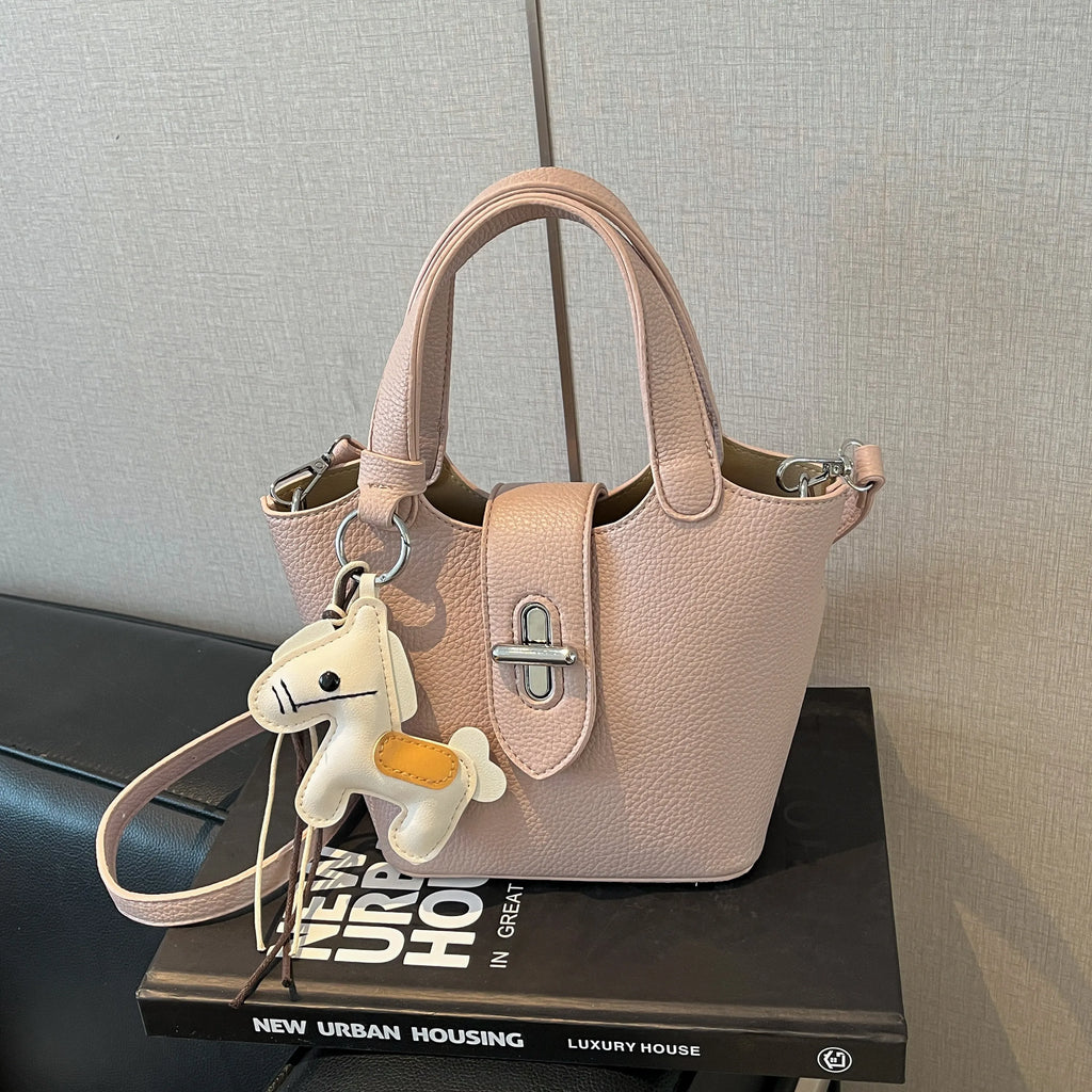Sac à bandoulière pour femme en PU haut de gamme, nouvelle collection printemps 2026, élégant et facile à assortir. Sac seau raffiné pour les déplacements quotidiens, porté épaule ou croisé, avec fermeture à fermoir