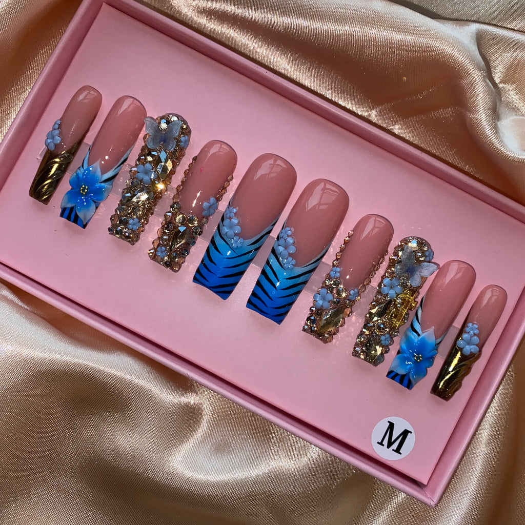 10 faux ongles press-on peints à la main, couleurs variées, design luxueux, fabrication artisanale, personnalisables, meilleures ventes, lot de 10 pièces.
