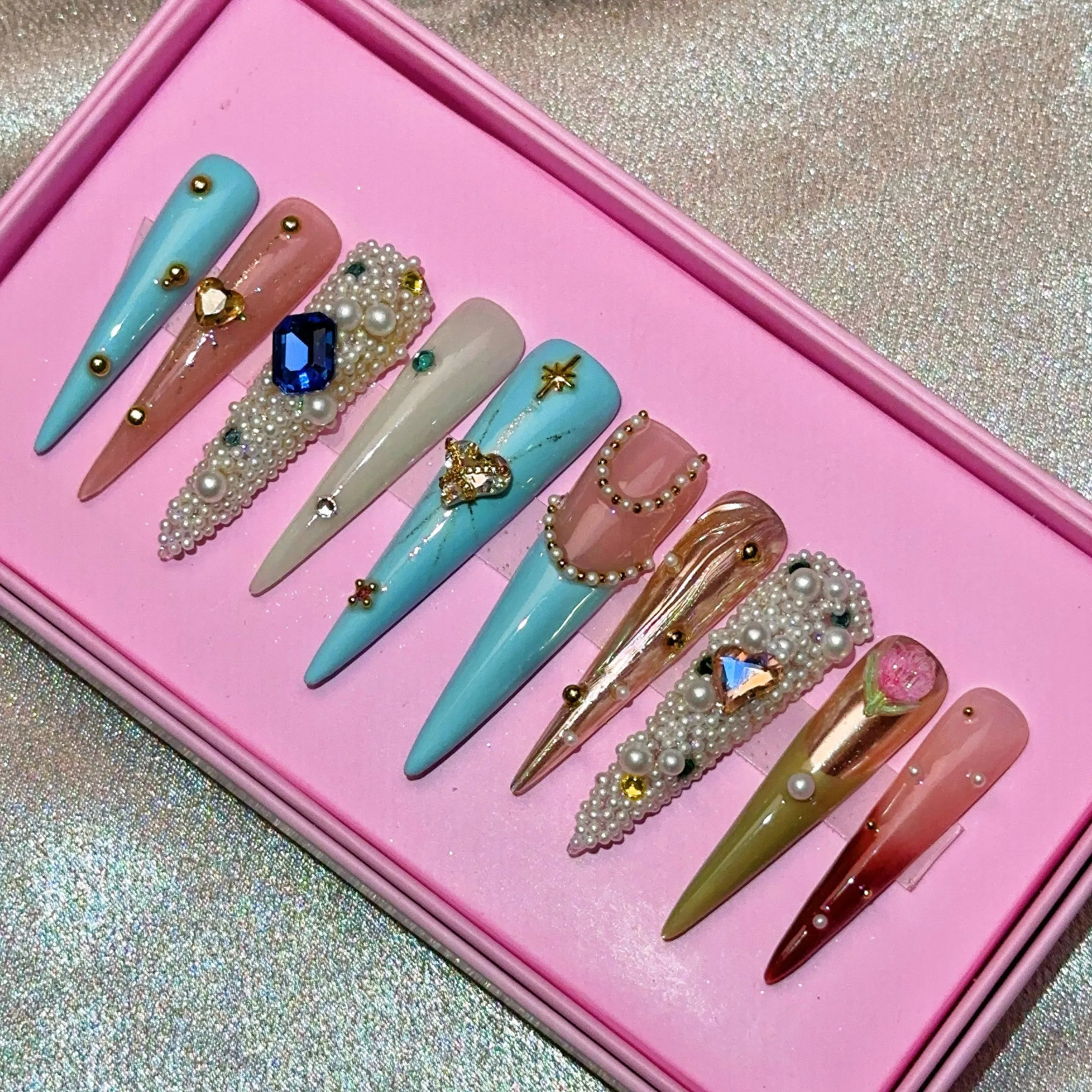 Ongles press-on en acrylique faits main, design de créateur avec strass, forme amande, longueur longue, livrés avec colle, emballage personnalisé.