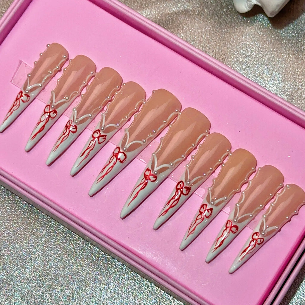 Ongles press-on en acrylique faits main, design de créateur avec strass, forme amande, longueur longue, livrés avec colle, emballage personnalisé.