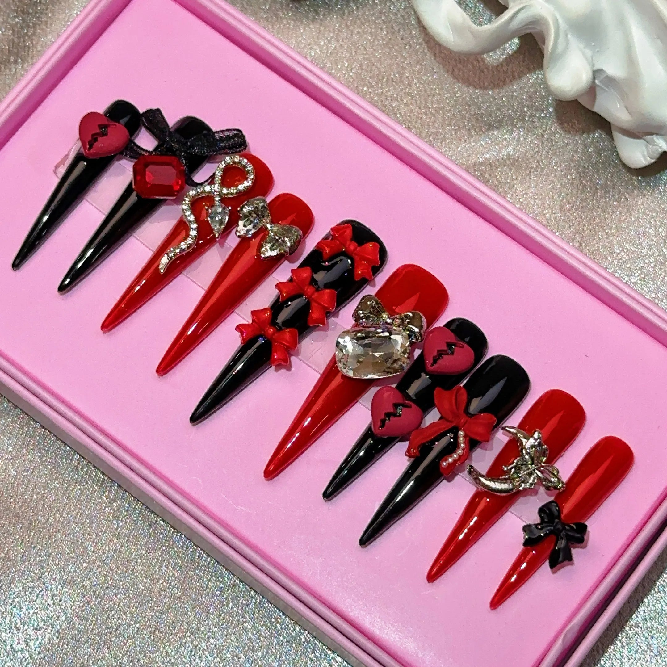 Ongles press-on en acrylique faits main, design de créateur avec strass, forme amande, longueur longue, livrés avec colle, emballage personnalisé.