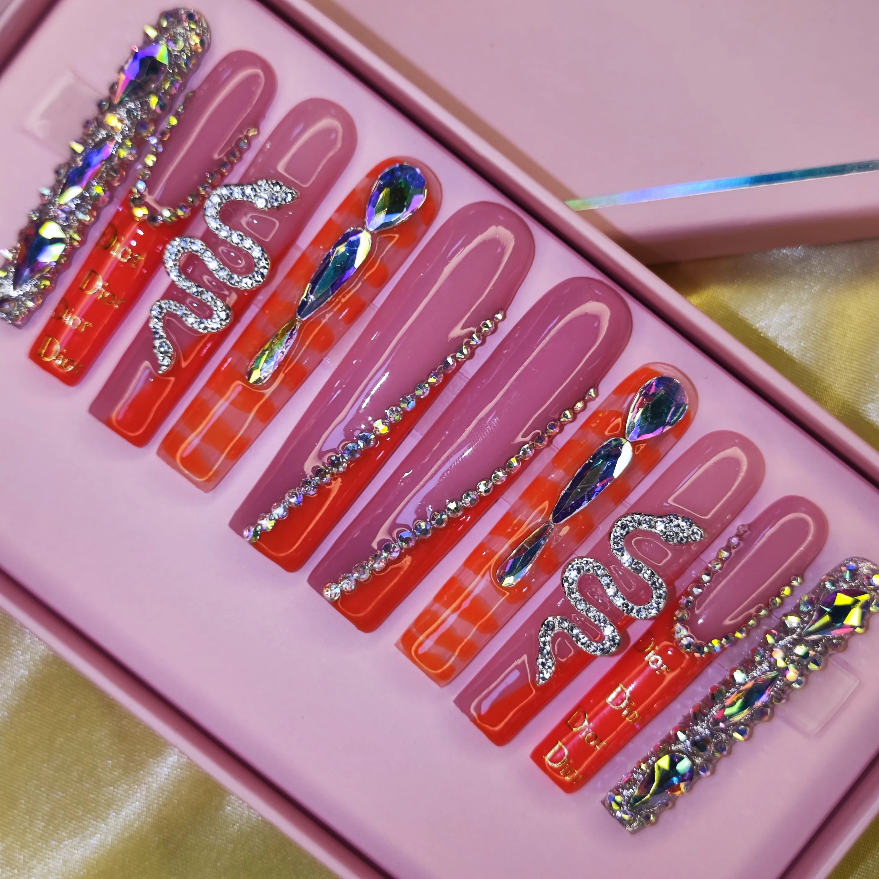 10 faux ongles press-on peints à la main, couleurs variées, design luxueux, fabrication artisanale, personnalisables, meilleures ventes, lot de 10 pièces.