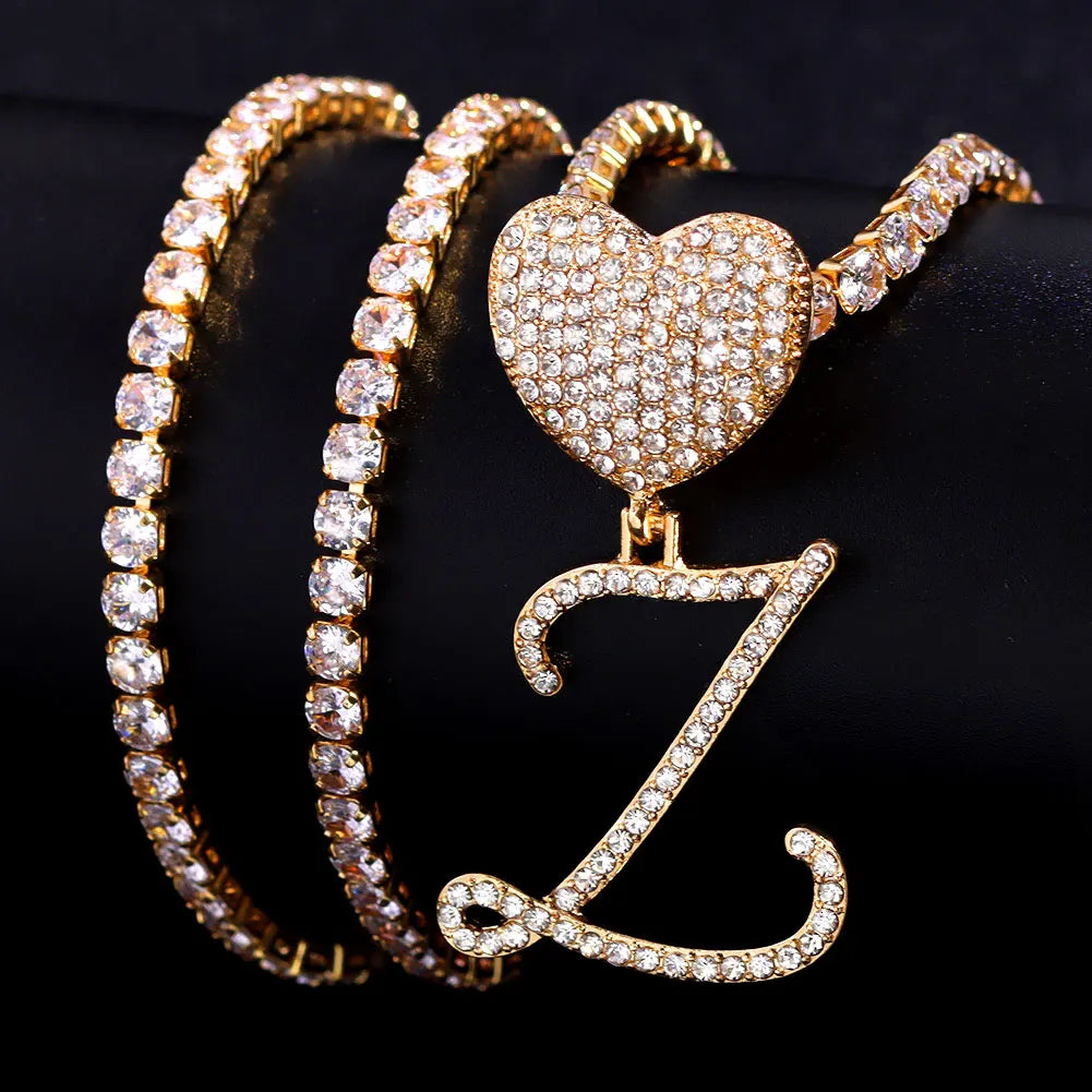 Collier Hip-Hop Bling avec pendentif cœur et lettre cursive A à Z en cristaux

Collier pour femme et homme avec initiale personnalisée, pendentif en forme de cœur serti de cristaux CZ (oxyde de zirconium) et chaîne cubaine (Cuban Link). Bijou tendance au