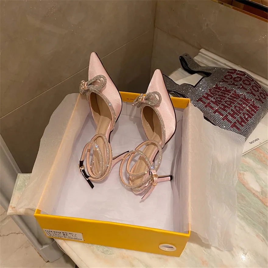 Mode diamant nœud papillon femmes sandales 2026 coréen pointu cristal boucle noir rose soie robe de soirée de mariage dame chaussures à talons hauts