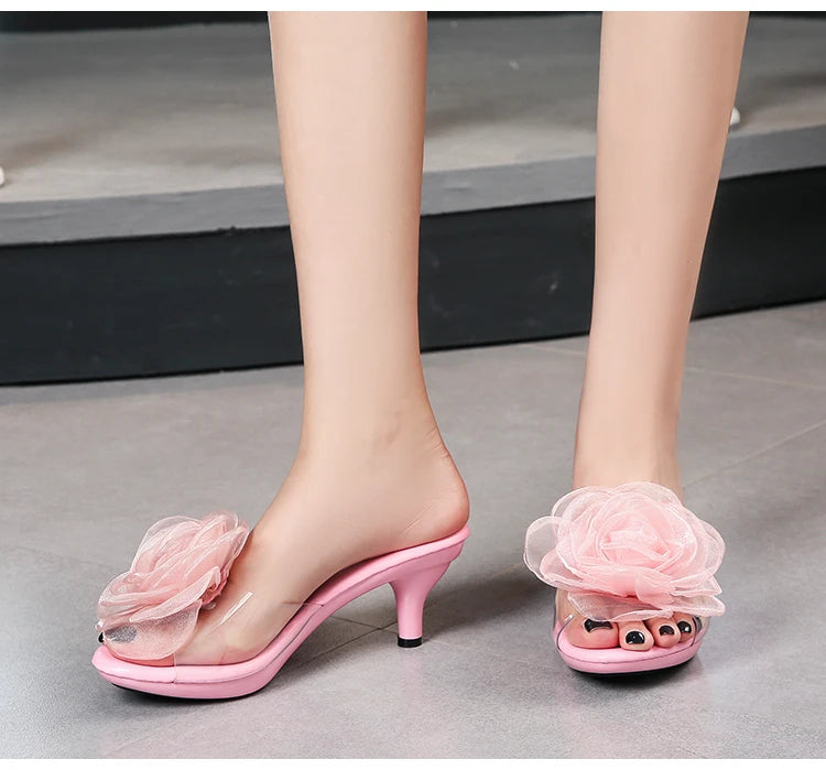 Claquettes à fleurs en relief – Sandales d’été transparentes, chaussures de plage à talons fins, chaussures à talons hauts style cristal pour défilé et soirée femme