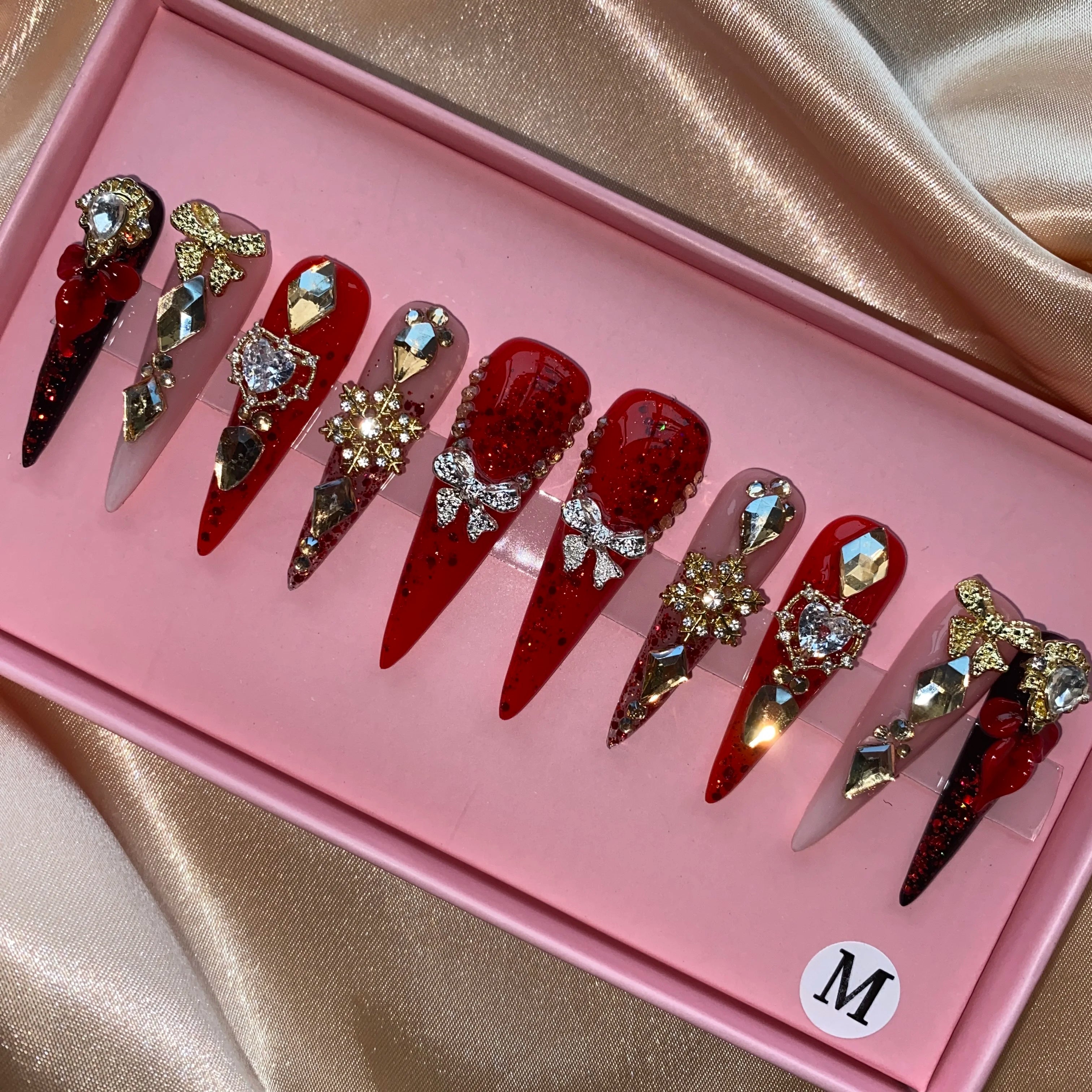 10 faux ongles press-on peints à la main, couleurs variées, design luxueux, fabrication artisanale, personnalisables, meilleures ventes, lot de 10 pièces.