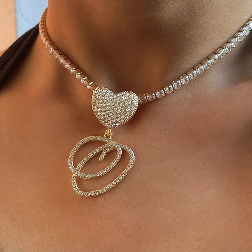 Collier Hip-Hop Bling avec pendentif cœur et lettre cursive A à Z en cristaux

Collier pour femme et homme avec initiale personnalisée, pendentif en forme de cœur serti de cristaux CZ (oxyde de zirconium) et chaîne cubaine (Cuban Link). Bijou tendance au