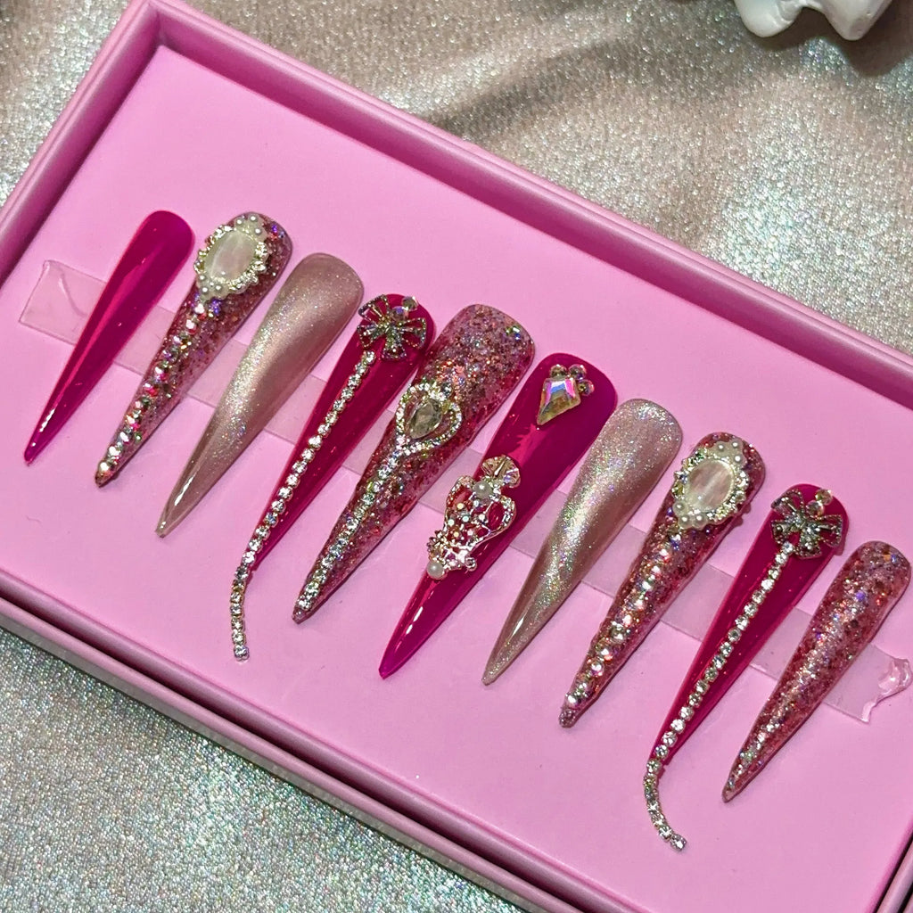 Ongles press-on en acrylique faits main, design de créateur avec strass, forme amande, longueur longue, livrés avec colle, emballage personnalisé.