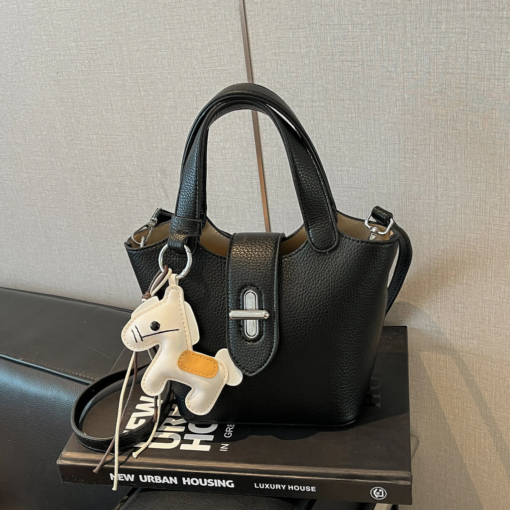 Sac à bandoulière pour femme en PU haut de gamme, nouvelle collection printemps 2026, élégant et facile à assortir. Sac seau raffiné pour les déplacements quotidiens, porté épaule ou croisé, avec fermeture à fermoir
