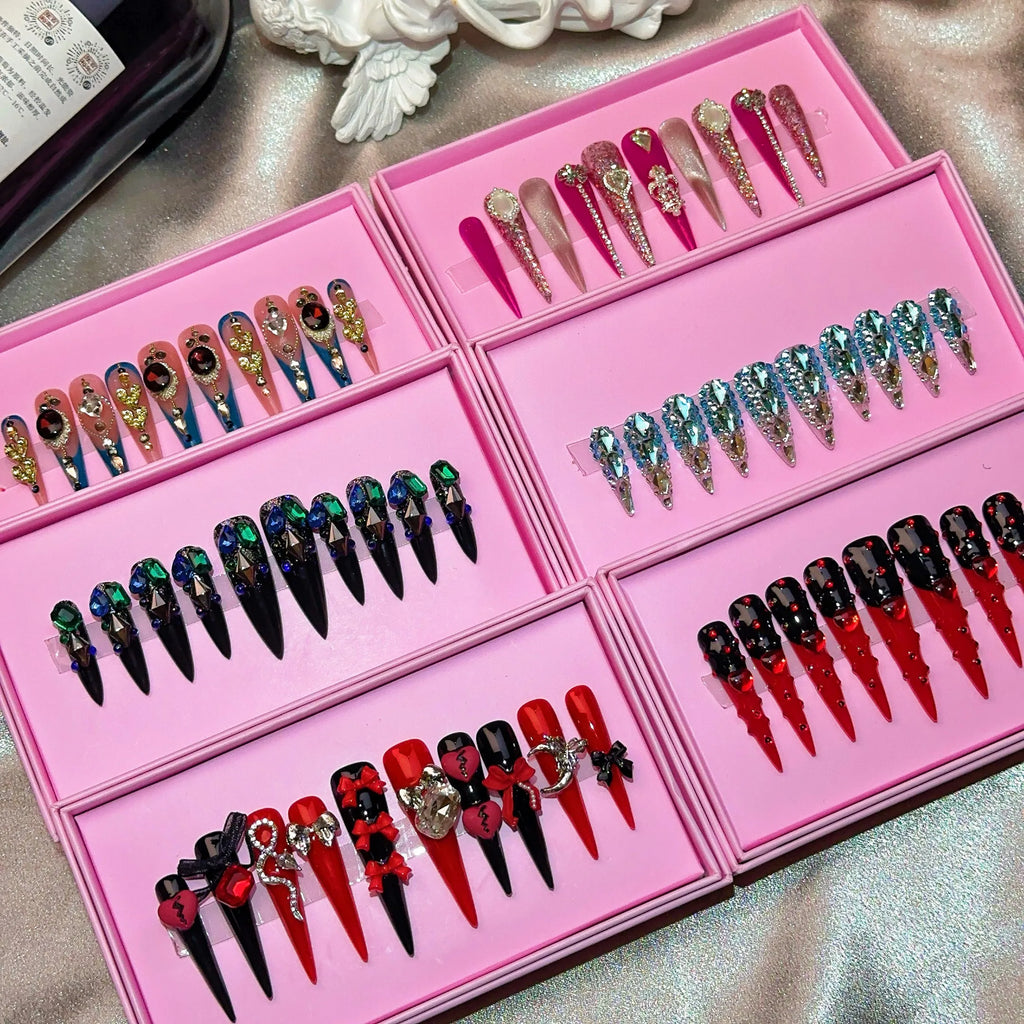 Ongles press-on en acrylique faits main, design de créateur avec strass, forme amande, longueur longue, livrés avec colle, emballage personnalisé.