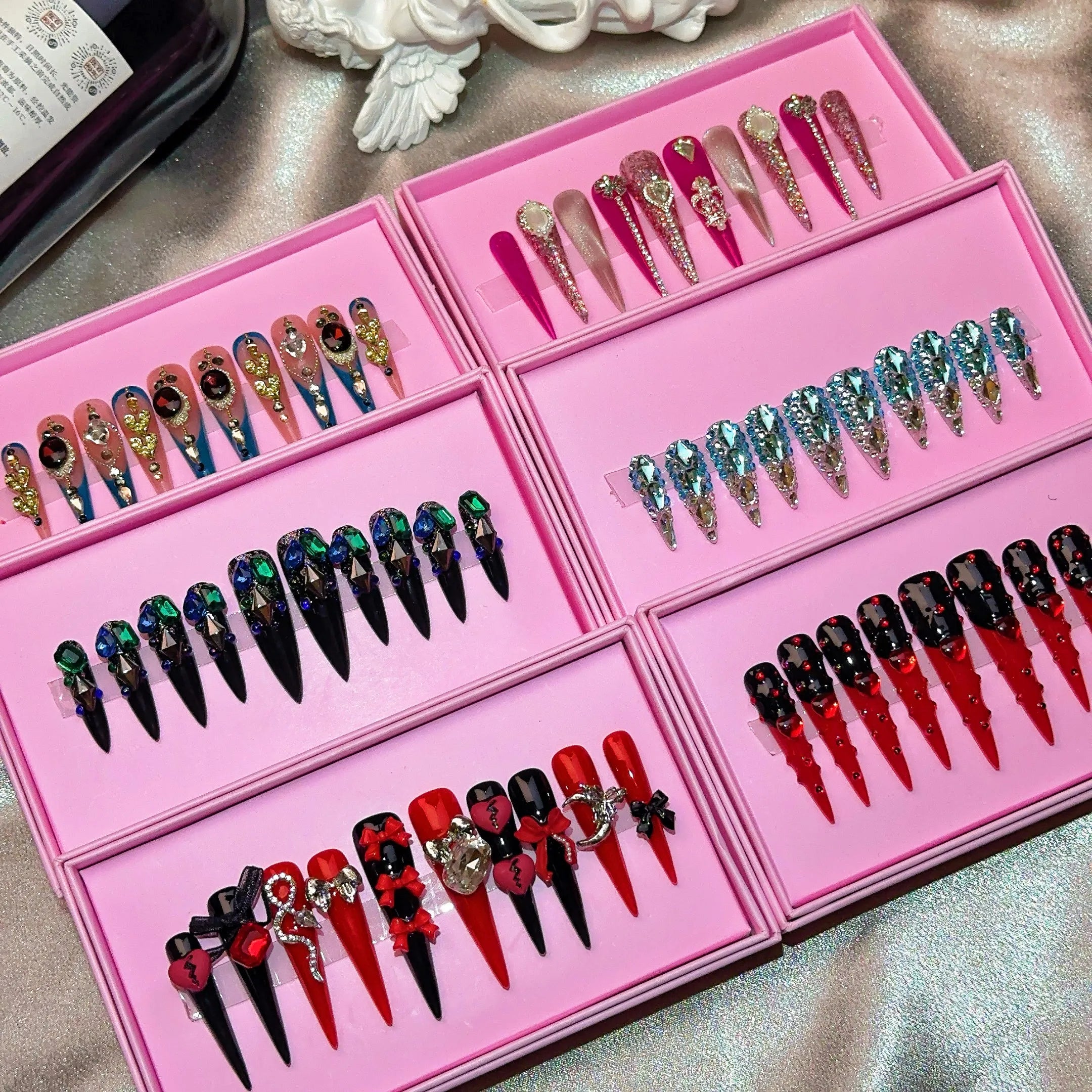 Ongles press-on en acrylique faits main, design de créateur avec strass, forme amande, longueur longue, livrés avec colle, emballage personnalisé.