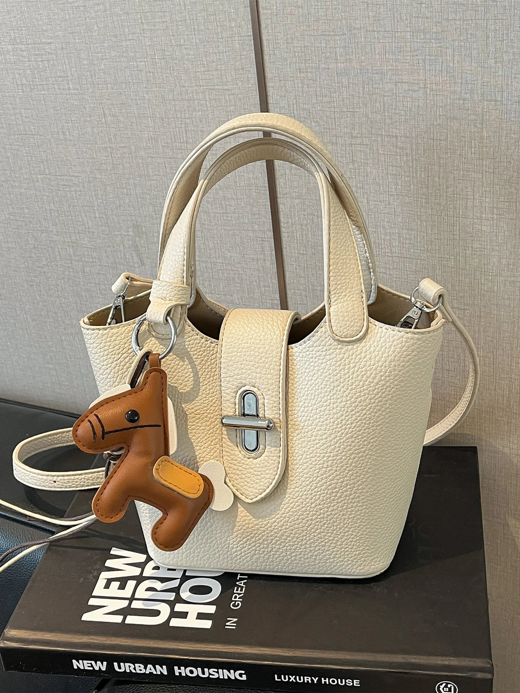 Sac à bandoulière pour femme en PU haut de gamme, nouvelle collection printemps 2026, élégant et facile à assortir. Sac seau raffiné pour les déplacements quotidiens, porté épaule ou croisé, avec fermeture à fermoir