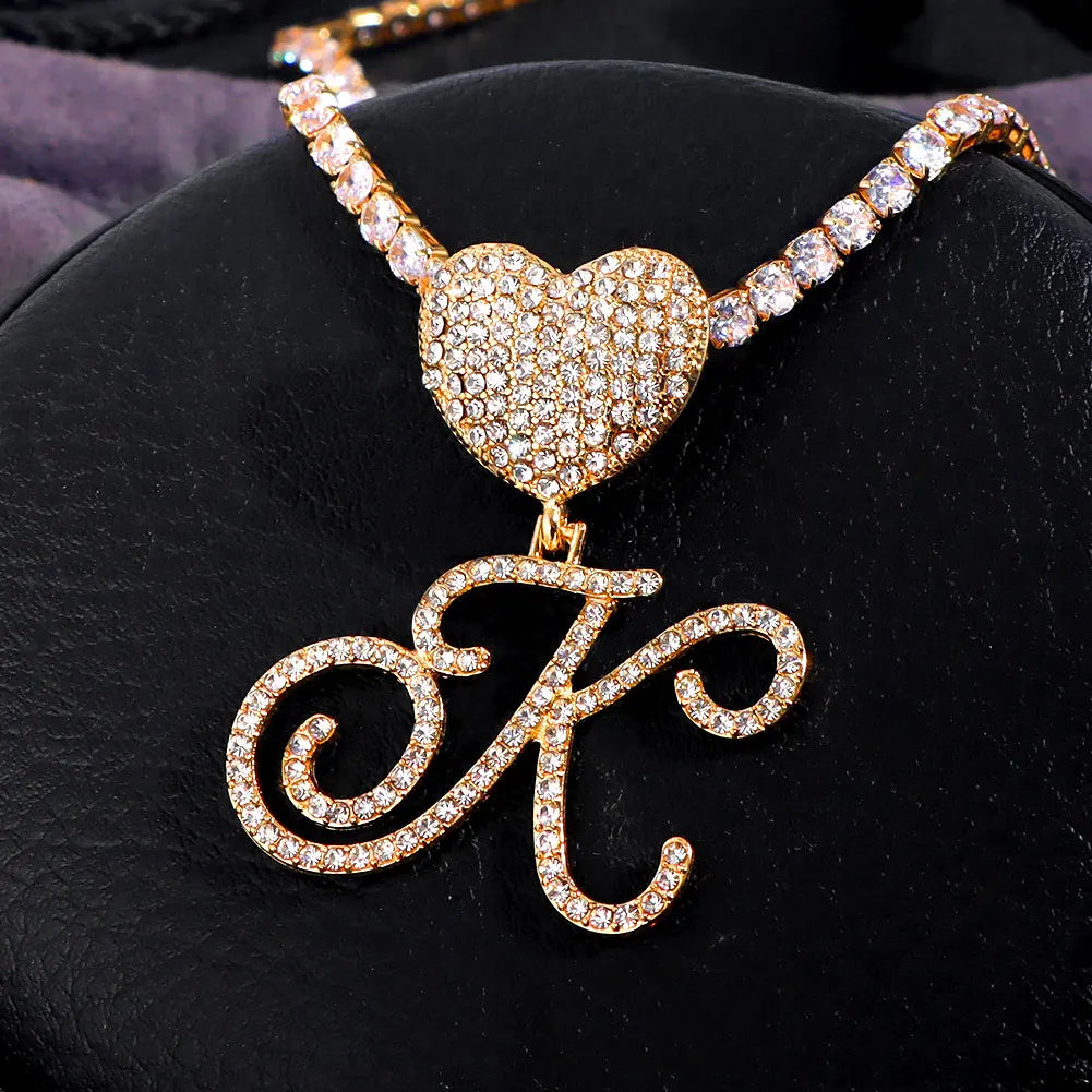 Collier Hip-Hop Bling avec pendentif cœur et lettre cursive A à Z en cristaux

Collier pour femme et homme avec initiale personnalisée, pendentif en forme de cœur serti de cristaux CZ (oxyde de zirconium) et chaîne cubaine (Cuban Link). Bijou tendance au