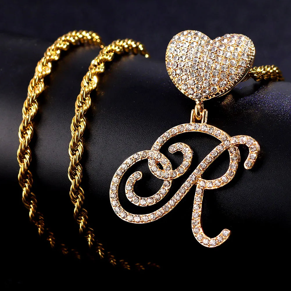 Collier Hip-Hop Bling avec pendentif cœur et lettre cursive A à Z en cristaux

Collier pour femme et homme avec initiale personnalisée, pendentif en forme de cœur serti de cristaux CZ (oxyde de zirconium) et chaîne cubaine (Cuban Link). Bijou tendance au