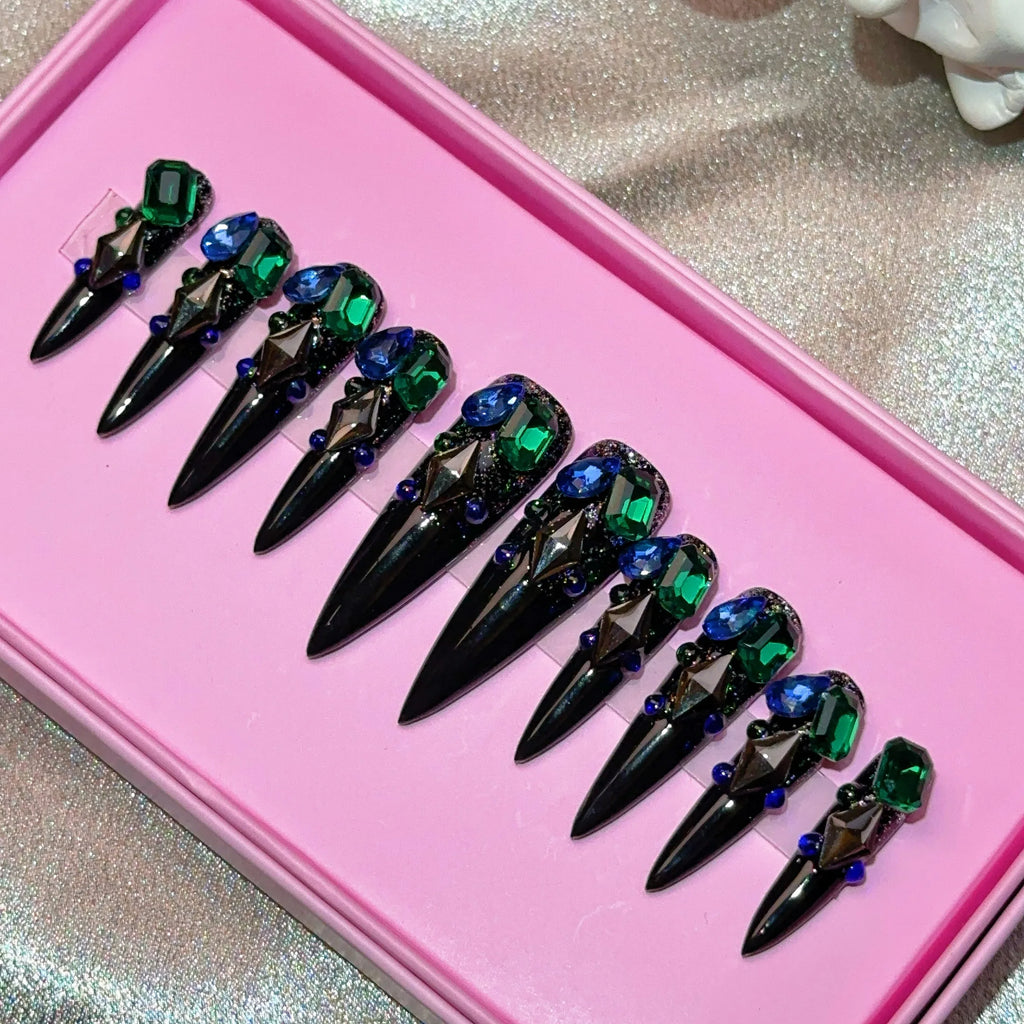 Ongles press-on en acrylique faits main, design de créateur avec strass, forme amande, longueur longue, livrés avec colle, emballage personnalisé.