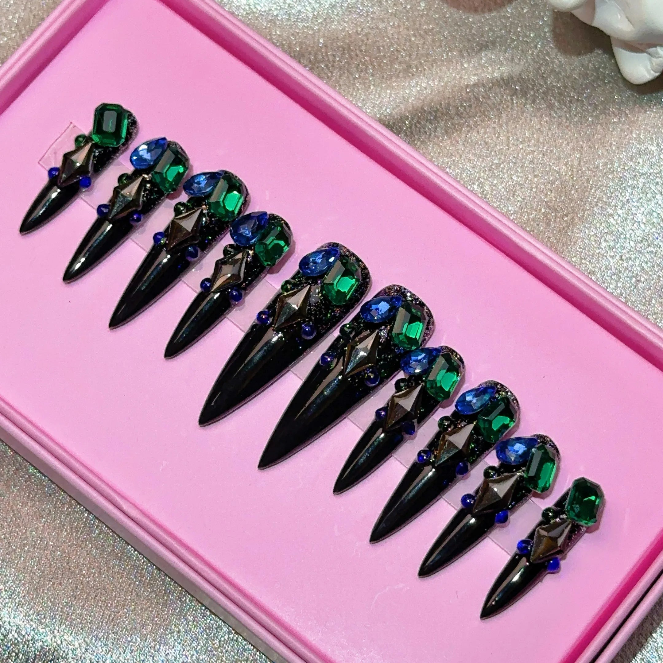 Ongles press-on en acrylique faits main, design de créateur avec strass, forme amande, longueur longue, livrés avec colle, emballage personnalisé.