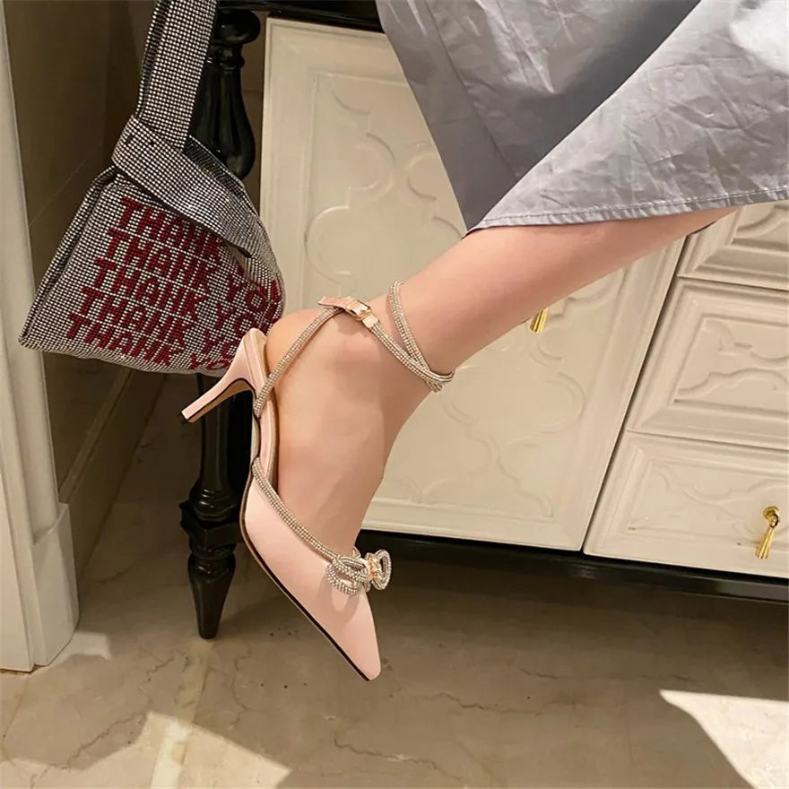 Mode diamant nœud papillon femmes sandales 2026 coréen pointu cristal boucle noir rose soie robe de soirée de mariage dame chaussures à talons hauts