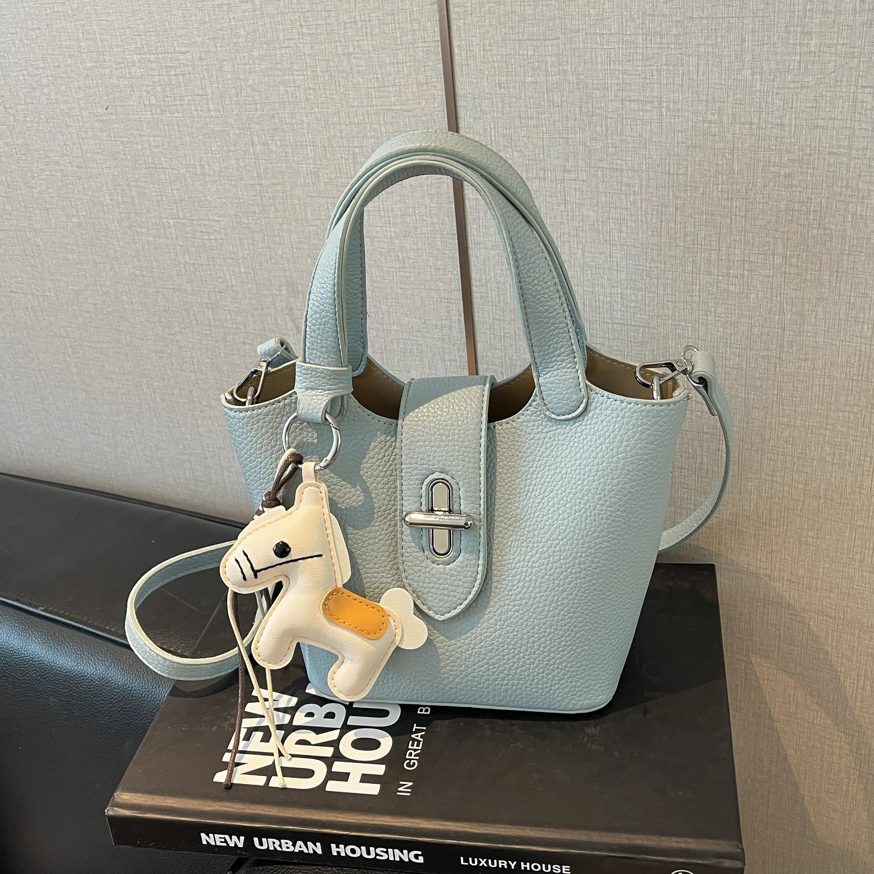 Sac à bandoulière pour femme en PU haut de gamme, nouvelle collection printemps 2026, élégant et facile à assortir. Sac seau raffiné pour les déplacements quotidiens, porté épaule ou croisé, avec fermeture à fermoir