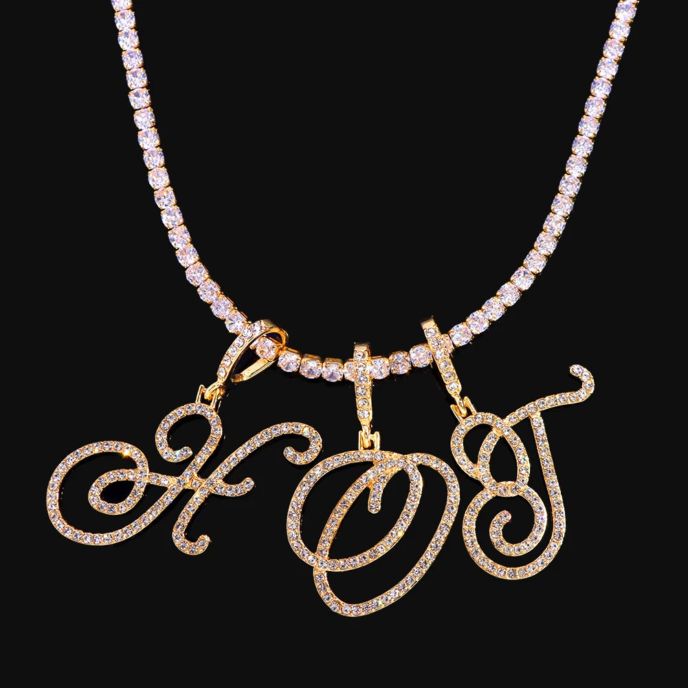 Collier avec lettre initiale en écriture cursive sertie de zircones cubiques (CZ) – Bijou style Hip-Hop couleur or ou argent, pendentif alphabet de A à Z, collier tendance et élégant.