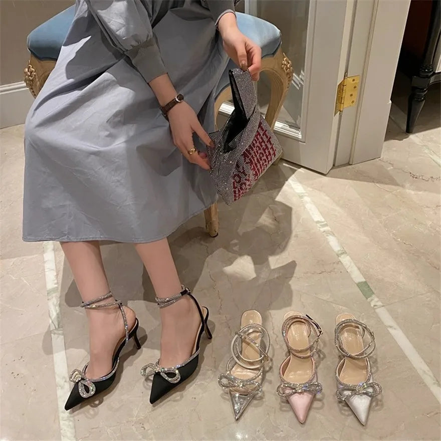 Mode diamant nœud papillon femmes sandales 2026 coréen pointu cristal boucle noir rose soie robe de soirée de mariage dame chaussures à talons hauts