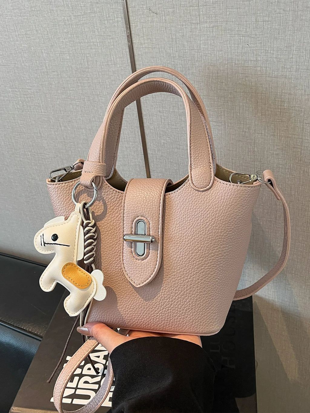 Sac à bandoulière pour femme en PU haut de gamme, nouvelle collection printemps 2026, élégant et facile à assortir. Sac seau raffiné pour les déplacements quotidiens, porté épaule ou croisé, avec fermeture à fermoir